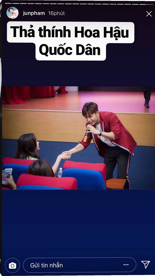 Sau buổi biểu diễn anh chàng còn dí dỏm đăng bức ảnh nắm tay với Mỹ Linh với dòng caption Thả thính Hoa hậu quốc dân.
