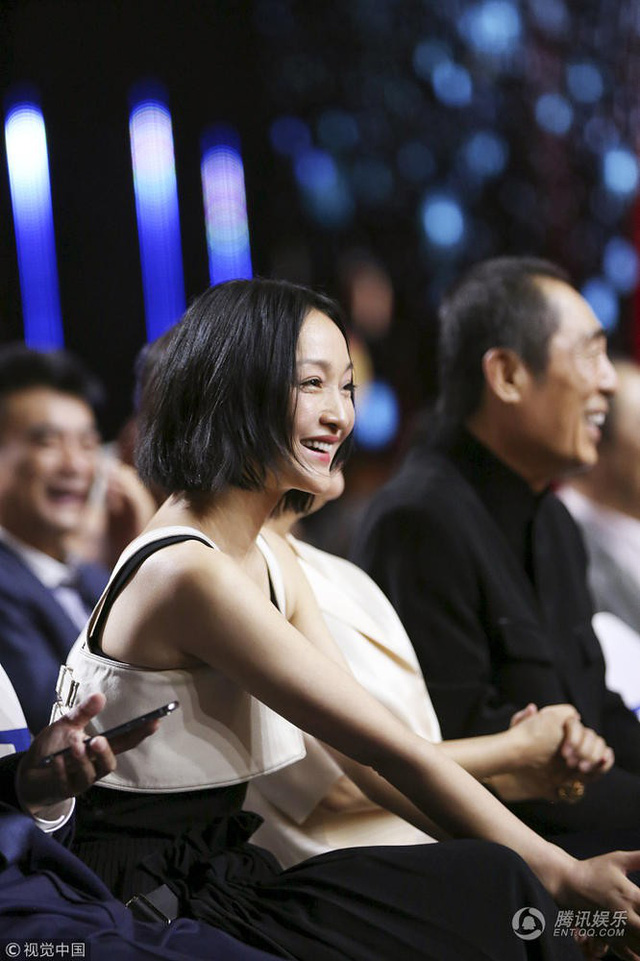  Châu Tấn mỉm cười rạng rỡ khi chứng kiến cô bạn Triệu Vy lên sân khấu. Nữ diễn viên nổi tiếng của Mùa quýt chín hiện đang độc thân sau khi chia tay với chồng sau 3 năm chung sống vào năm ngoái. 