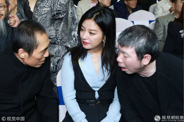  Triệu Vy trò chuyện với đạo diễn Trương Nghệ Mưu. Cô cũng đã có một số tác phẩm dưới vai trò đạo diễn được khán giả ủng hộ. 
