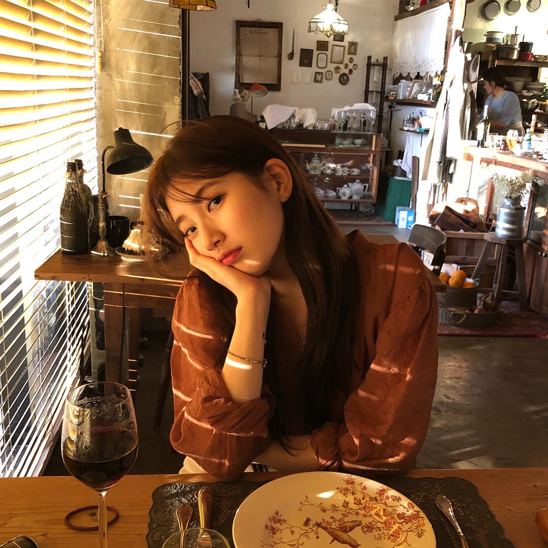 Du hí Jeju, Suzy khoe nhan sắc rực rỡ nhưng nữ diễn viên Yêu không kiểm soát đi cùng lại gây chú ý vì quá xinh - Ảnh 7.