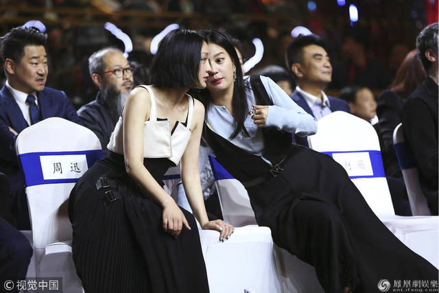  Chứng kiến những giây phút thân thiết của Triệu Vy và Châu Tấn, fan đã thay đổi cái nhìn. 