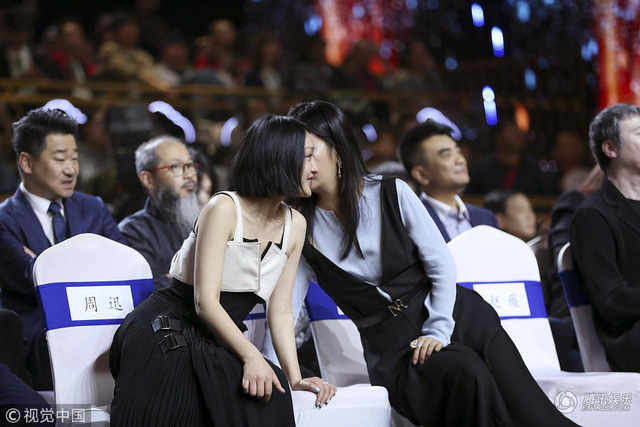  Triệu Vy và Châu Tấn ngồi cạnh nhau trong lễ trao giải của Hiệp hội đạo diễn lần thứ 9 diễn ra tại Bắc Kinh, Trung Quốc, chiều tối qua 22/4. 