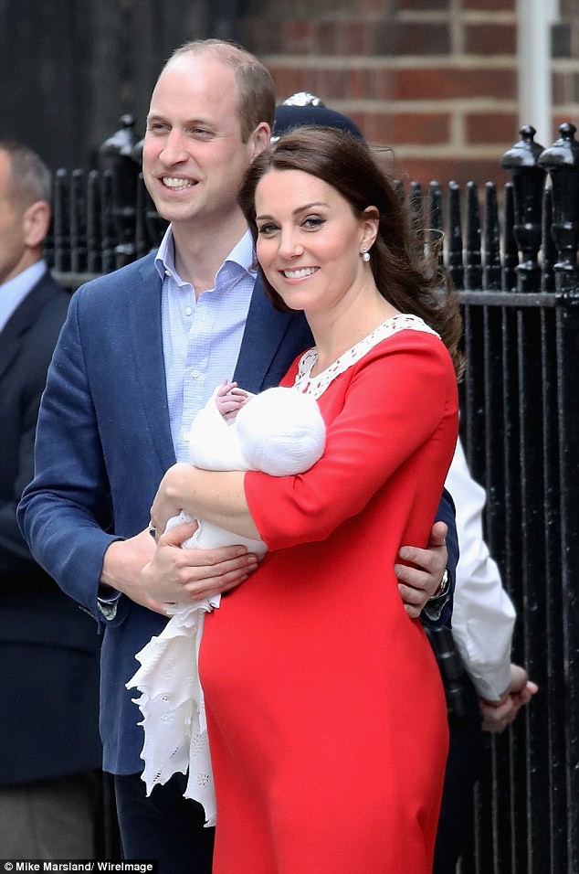 Công nương Kate xuất hiện thon gọn bất ngờ chỉ sau một ngày khi hạ sinh tiểu Hoàng tử thứ 3 - Ảnh 2.