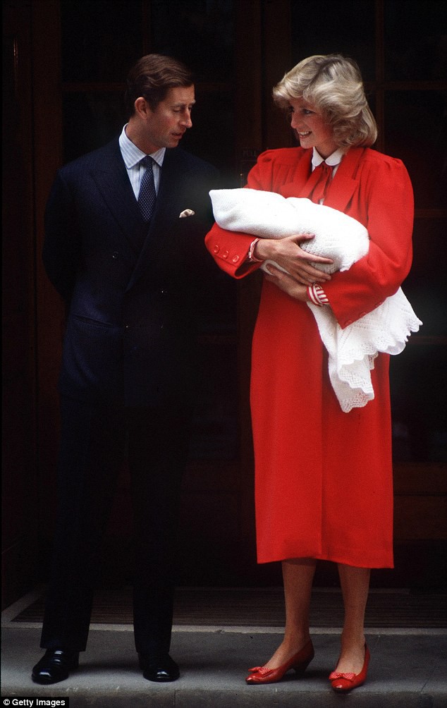 Công nương Kate xuất hiện thon gọn bất ngờ chỉ sau một ngày khi hạ sinh tiểu Hoàng tử thứ 3 - Ảnh 5.