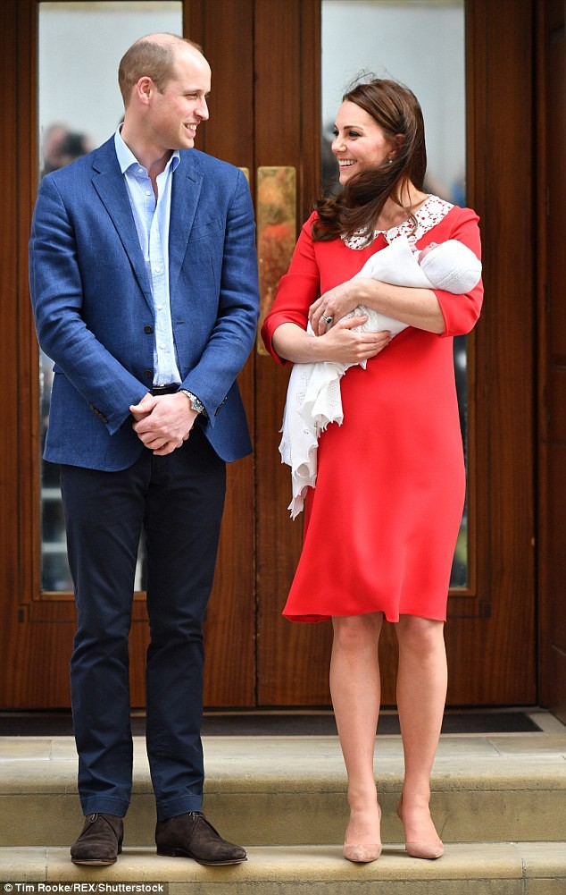 Công nương Kate xuất hiện thon gọn bất ngờ chỉ sau một ngày khi hạ sinh tiểu Hoàng tử thứ 3 - Ảnh 3.