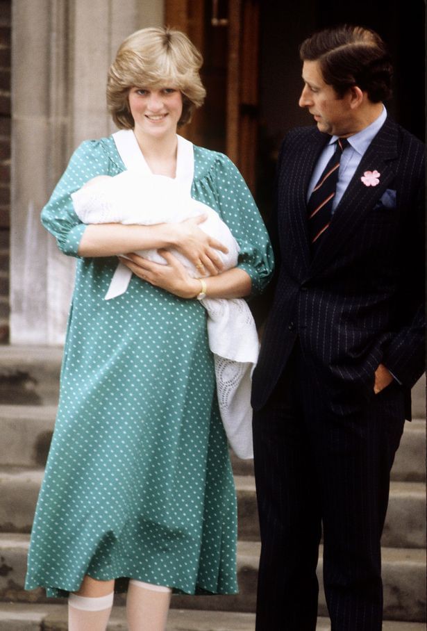 Công nương Kate xuất hiện thon gọn bất ngờ chỉ sau một ngày khi hạ sinh tiểu Hoàng tử thứ 3 - Ảnh 10.