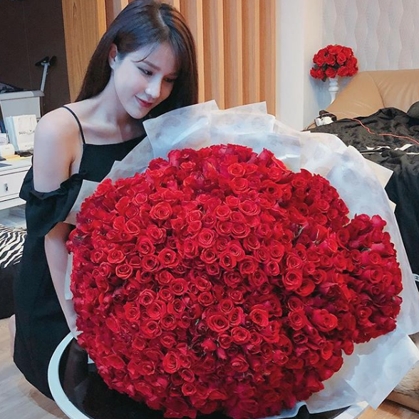 Diệp Lâm Anh từng khiến nhiều cô gái “ghen tị” khi chia sẻ hình ảnh bó hoa 999 đoá hồng được bạn trai tặng bất ngờ.