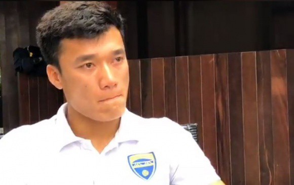 Nhiều sao Việt xót xa khi nhìn thấy cảnh thủ môn U23 Việt Nam rơi nước mắt trước những lời bình luận ác ý.