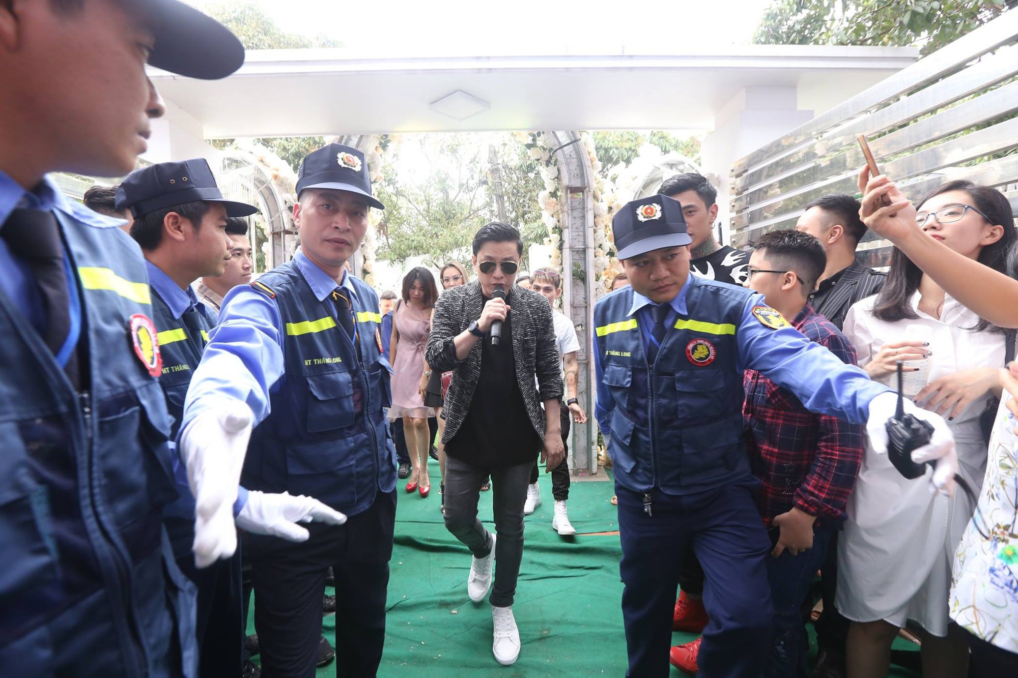 Hữu Công tiết lộ chi 2 tỷ cho đám cưới khủng mời Mr.Đàm, Lam Trường cùng 1.000 khách đến dự để nổi nhất làng - Ảnh 10.
