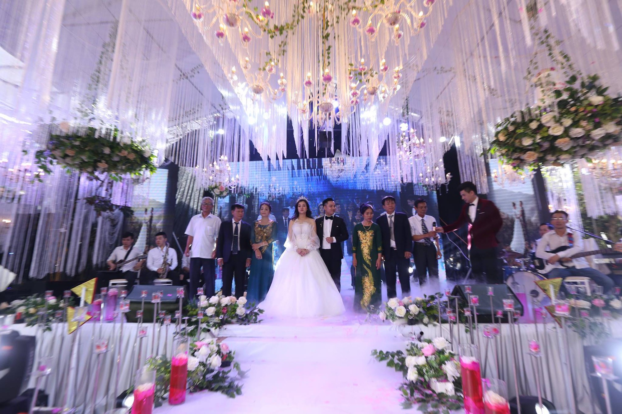 Hữu Công tiết lộ chi 2 tỷ cho đám cưới khủng mời Mr.Đàm, Lam Trường cùng 1.000 khách đến dự để nổi nhất làng - Ảnh 2.