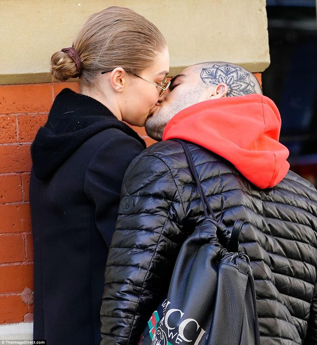  Gigi Hadid khoá môi bạn trai cũ Zayn Malik trên đường phố New York ngày 1/5 vừa qua 