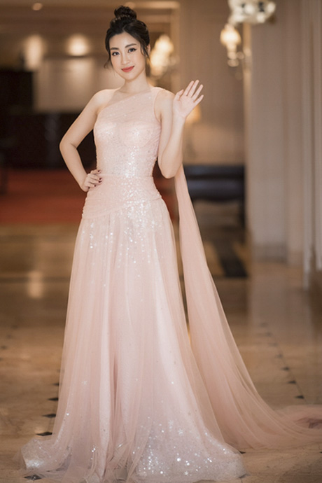  Đỗ Mỹ Linh chinh phục khán giả bằng nhan sắc nghiêng nước nghiên thành. Tuần qua, Hoa hậu Việt Nam 2016 chọn cho mình thiết kế dạ hội màu hồng pastel mỏng nhẹ như sương, được đính kết vô cùng tỉ mỉ. 