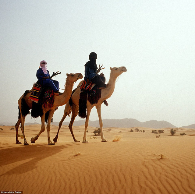 Bộ lạc du mục Tuareg sống rải rác khắp sa mạc Sahara