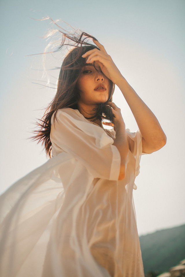 Trong bộ ảnh thời trang vừa thực hiện ở Đà Nẵng, Diễm My khoe vẻ đẹp mong manh với những chiếc váy dòng trắng trơn, bay bổng.