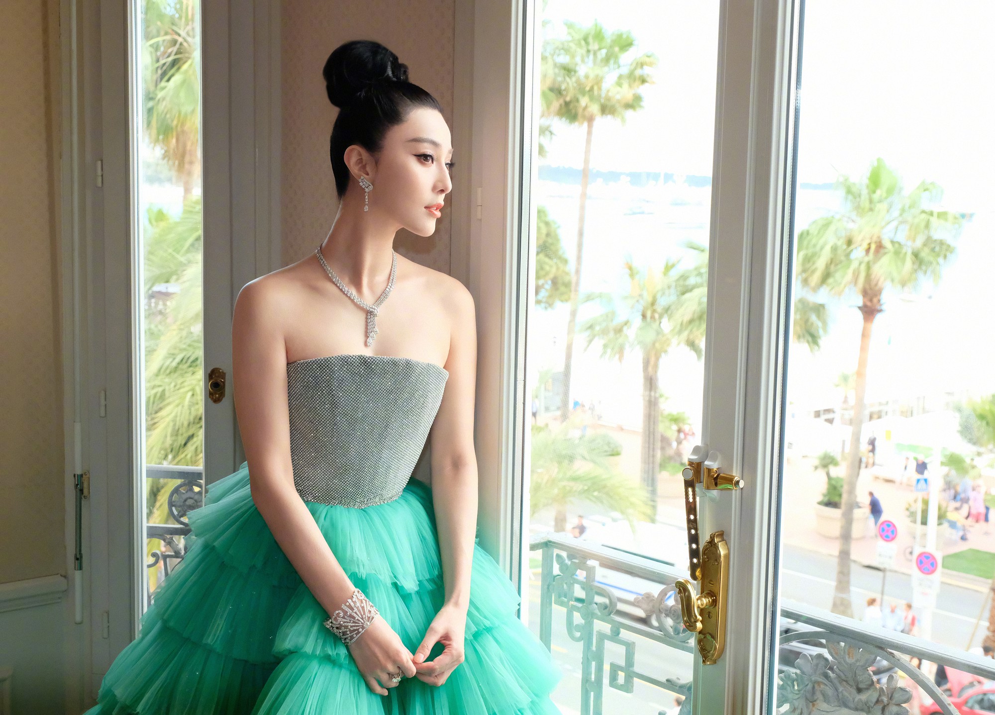 “Nữ hoàng thảm đỏ” Phạm Băng Băng bỗng gây thất vọng với style sến sẩm, nhàm chán tại LHP Cannes - Ảnh 6.