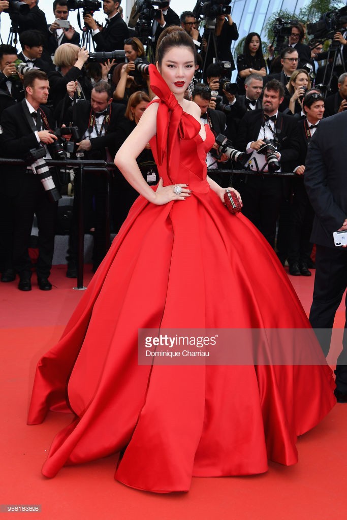 Sau váy áo Lọ Lem, Lý Nhã Kỳ tóc thắt bím hóa Báo đen quyền lực trên thảm đỏ Cannes ngày 2 - Ảnh 11.