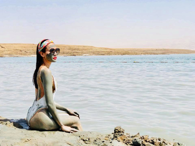 Dương Mỹ Linh tận hưởng cảm giác tắm trên biển Chết.