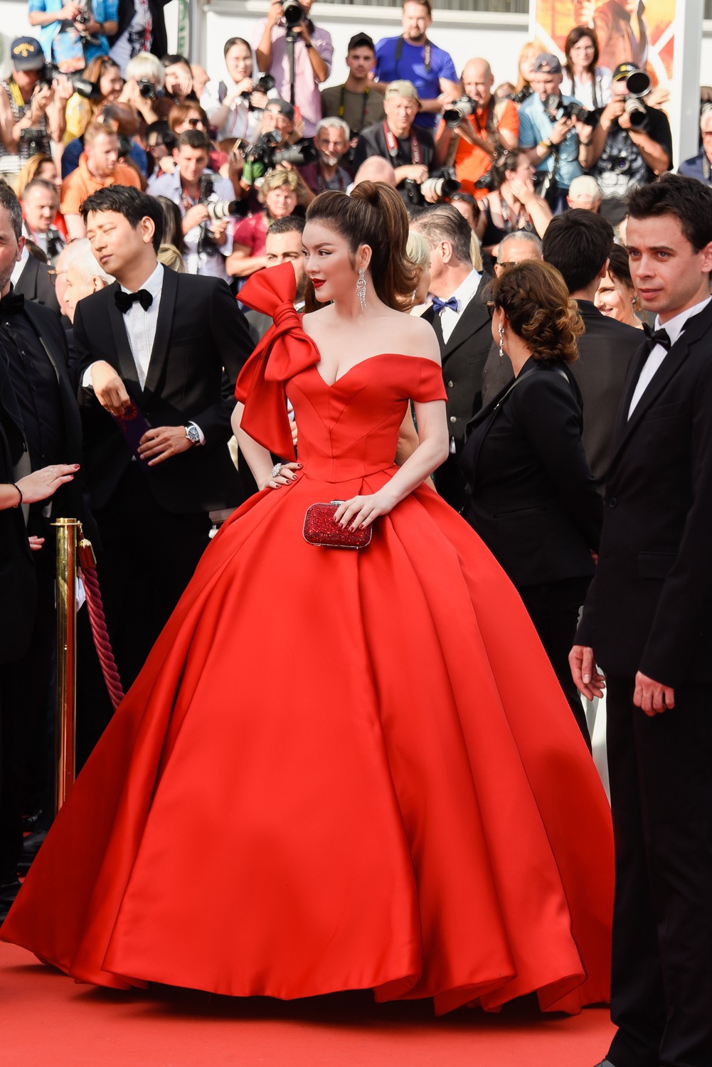 Sau váy áo Lọ Lem, Lý Nhã Kỳ tóc thắt bím hóa Báo đen quyền lực trên thảm đỏ Cannes ngày 2 - Ảnh 10.