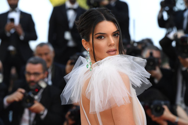 Hai lần xuất hiện tại Cannes 2018, Kendall Jenner đều mặc mà như không nhưng khuôn mặt đơ cứng của cô mới khiến công chúng chú ý nhất - Ảnh 3.