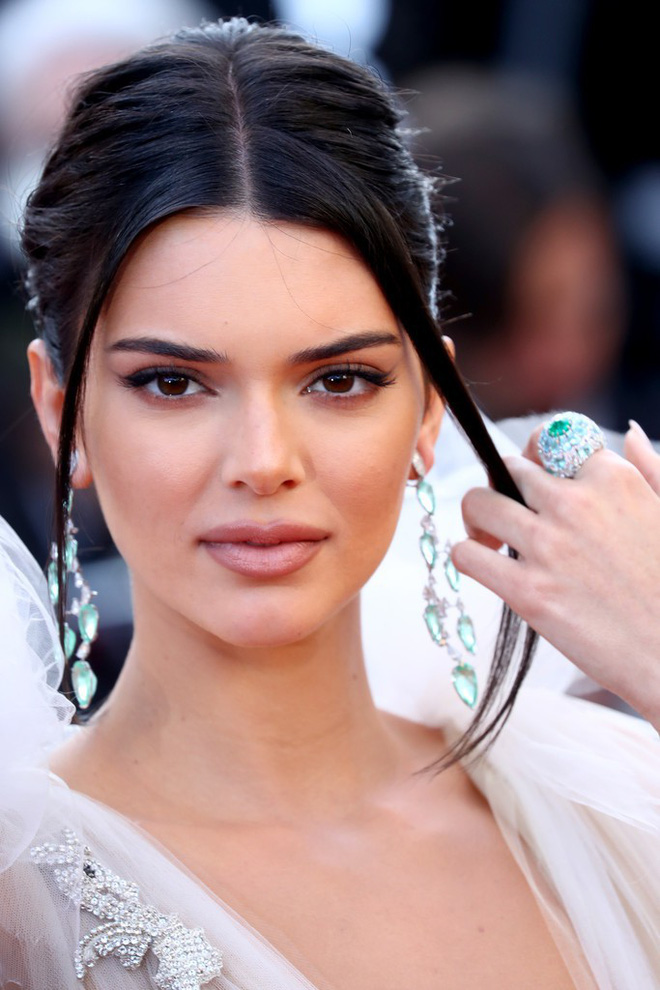 Hai lần xuất hiện tại Cannes 2018, Kendall Jenner đều mặc mà như không nhưng khuôn mặt đơ cứng của cô mới khiến công chúng chú ý nhất - Ảnh 4.