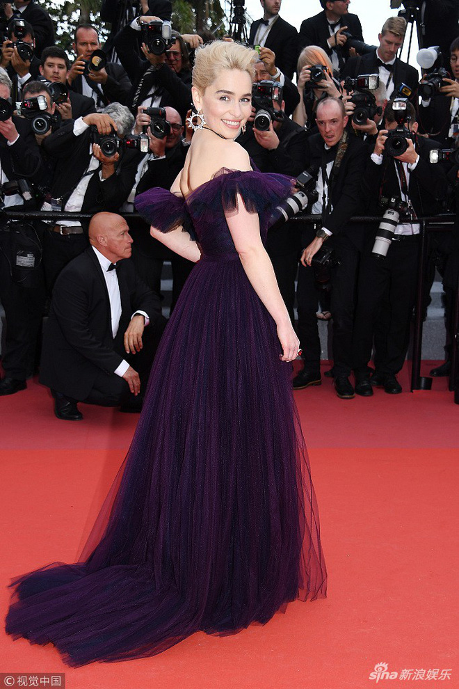Siêu mẫu Trung Quốc diện váy ngủ khoe vòng 1 khiêm tốn, mẹ rồng Emilia Clarke nhuộm tím thảm đỏ Cannes - Ảnh 6.