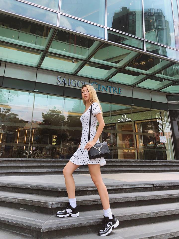 Jolie Nguyễn xúng xính street style với đồng hồ 480 triệu đồng, Quỳnh Anh Shyn khoe sneaker Chanel - Ảnh 3.