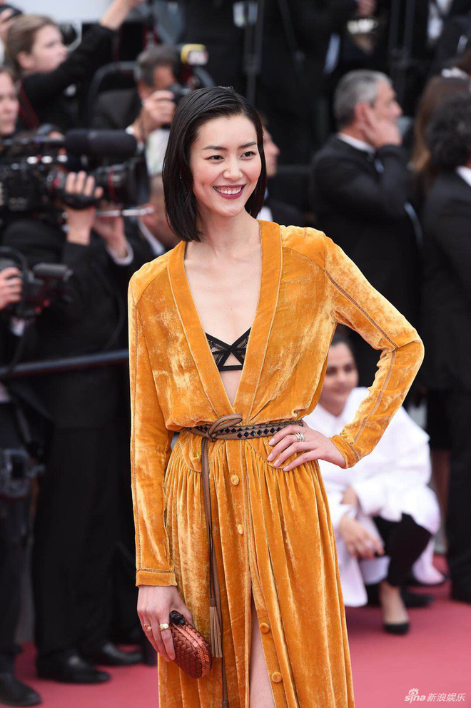 Siêu mẫu Trung Quốc diện váy ngủ khoe vòng 1 khiêm tốn, mẹ rồng Emilia Clarke nhuộm tím thảm đỏ Cannes - Ảnh 3.
