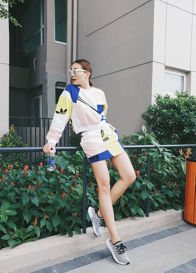 Jolie Nguyễn xúng xính street style với đồng hồ 480 triệu đồng, Quỳnh Anh Shyn khoe sneaker Chanel - Ảnh 9.