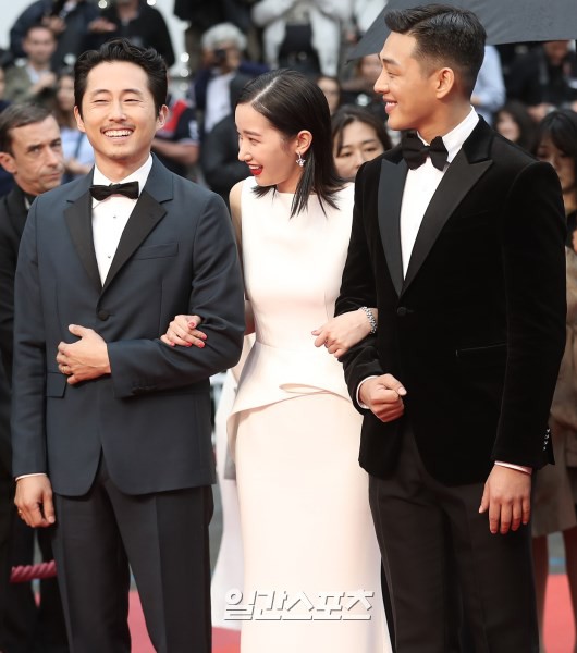 Bức ảnh bị công chúng Hàn ném đá nhiều nhất tại Cannes: Bộ 3 dính bê bối thái độ nhưng cười tươi như không - Ảnh 1.