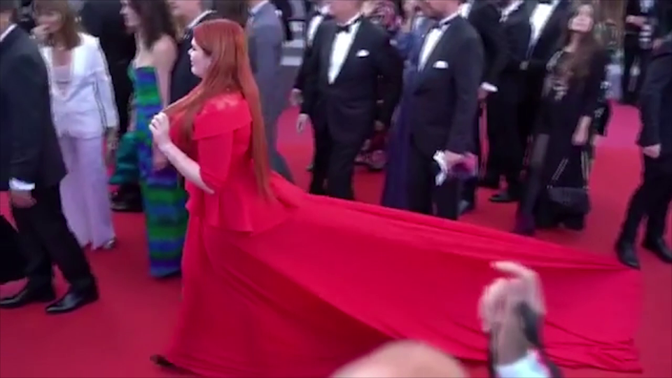 Khoảnh khắc người mẫu Nga tụt váy, lộ cả nội y trên thảm đỏ Cannes bị khui lại - Ảnh 3.
