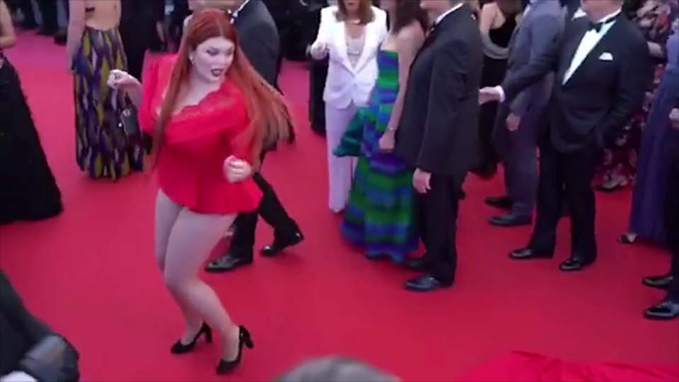 Khoảnh khắc người mẫu Nga tụt váy, lộ cả nội y trên thảm đỏ Cannes bị khui lại - Ảnh 5.
