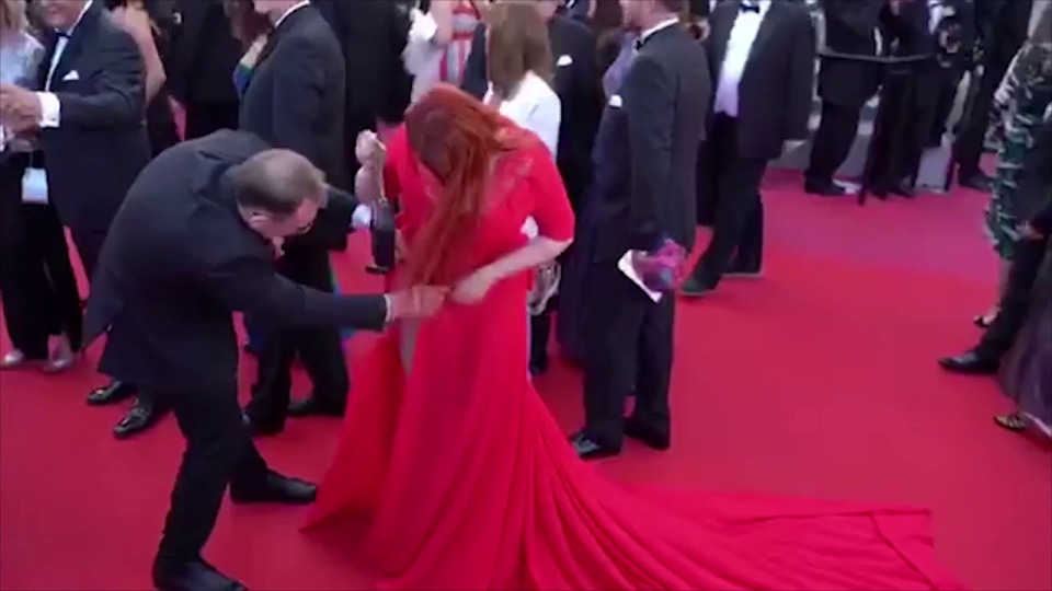 Khoảnh khắc người mẫu Nga tụt váy, lộ cả nội y trên thảm đỏ Cannes bị khui lại - Ảnh 7.