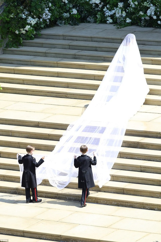 Cả hai mẫu váy cưới của Tân công nương Meghan đều đã có phiên bản bình dân với giá chỉ vài triệu đồng - Ảnh 3.