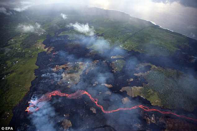 Địa ngục đảo Hawaii những ngày núi lửa phun trào: dung nham tràn xuống tận vườn nhà