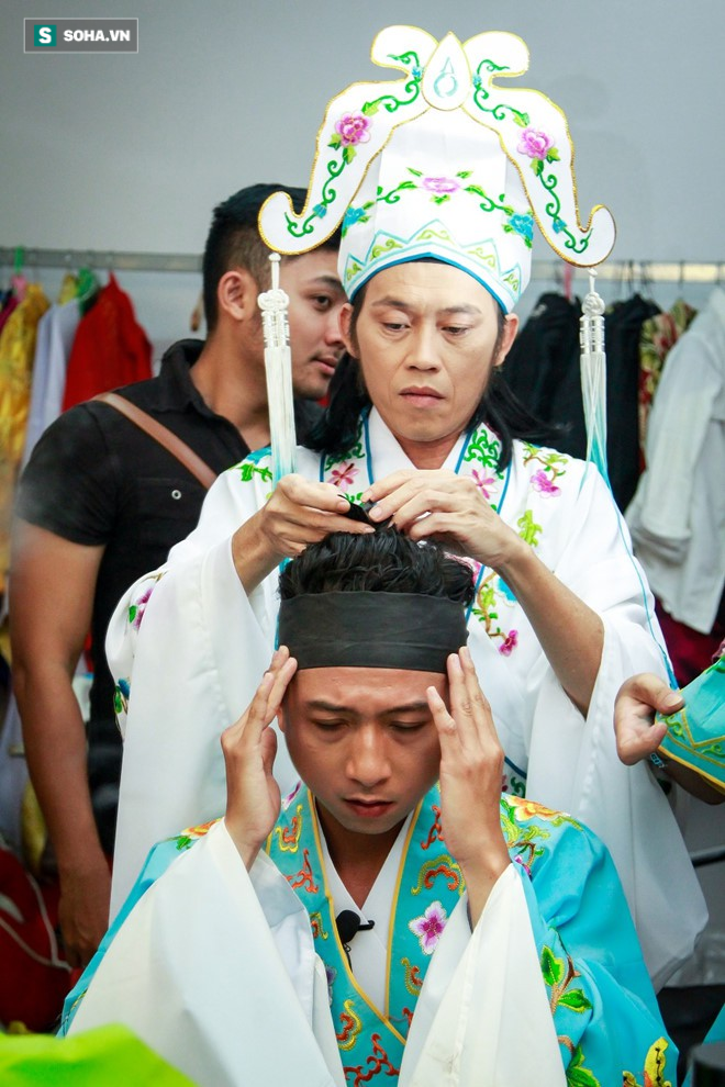 Danh hài Hoài Linh làm tóc cho đàn em Hứa Minh Đạt.