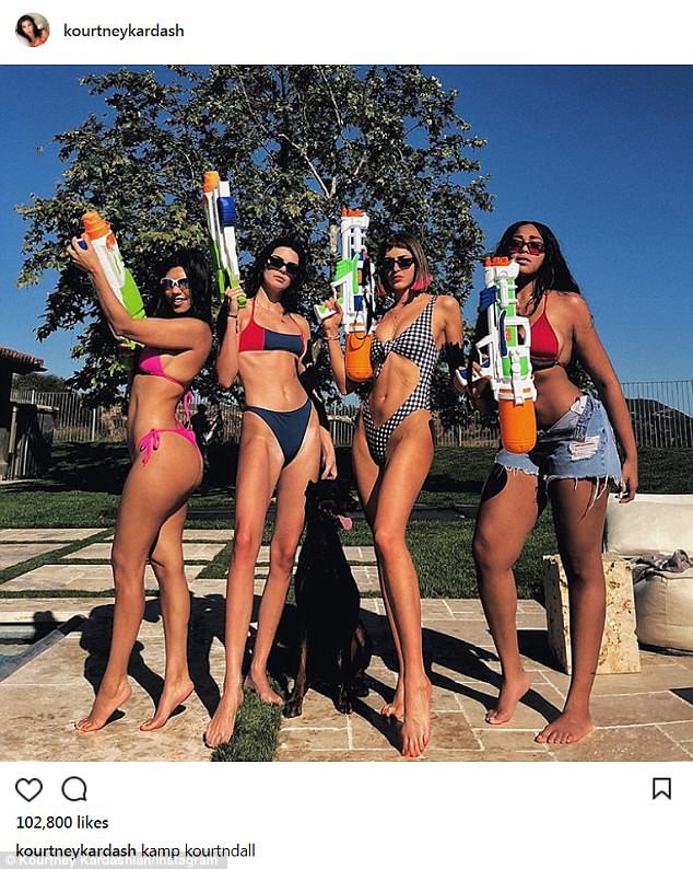 Kendall Jenner cùng hội chị em khoe thân hình đẹp xuất sắc, khiến mùa hè càng thêm nóng - Ảnh 1.