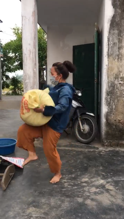 Giúp bố mẹ bê bao thóc chục cân phăm phăm trong ngày mùa, nữ sinh khiến cộng đồng mạng thi nhau xin info - Ảnh 3.