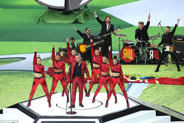  Robbie Williams tràn đầy năng lượng trên sân khấu 
