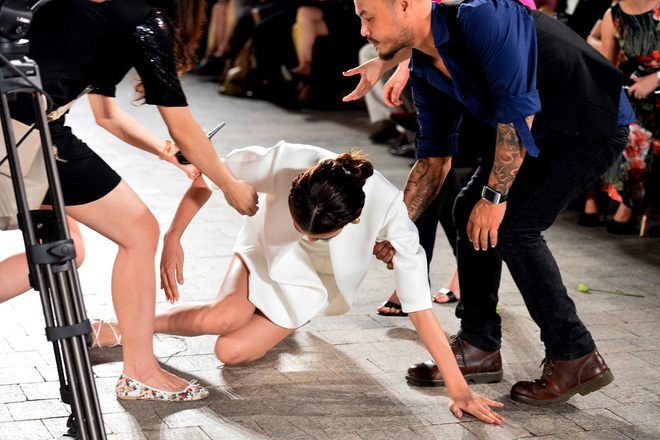 Những pha rớt giày trên sàn catwalk: tuy chẳng ai mong muốn nhưng lại cho tinh thần làm việc đầy chuyên nghiệp của những nàng mẫu này - Ảnh 2.