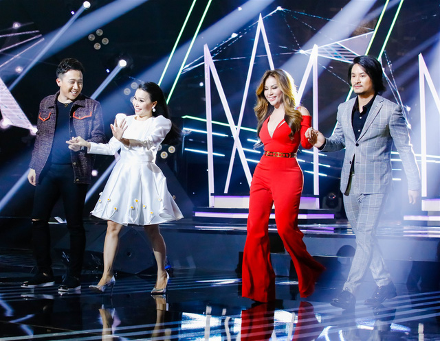Trấn Thành (ngoài cùng bên trái) xuất hiện trong dàn giám khảo cùng ca sĩ Minh Tuyết, Cẩm Ly, đạo diễn Hoàng Nhật Nam.