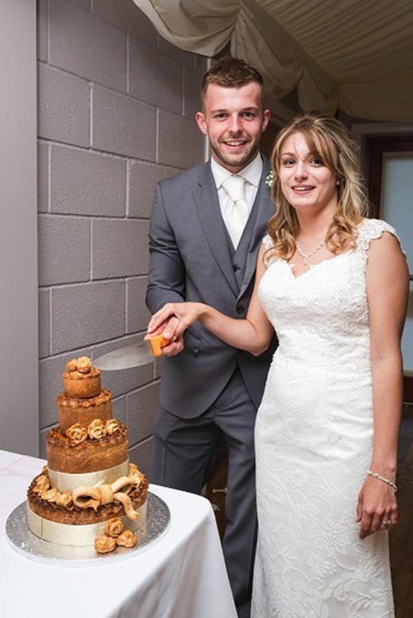 Cô dâu chú rể cùng nhau cắt bánh cưới