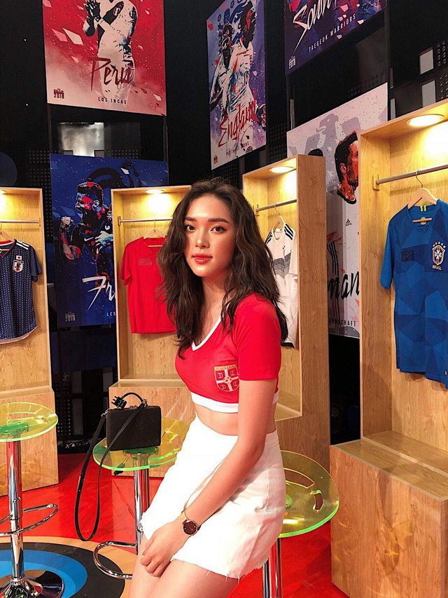 Linh là 1 trong 32 cô gái tham gia Nóng cùng World Cup