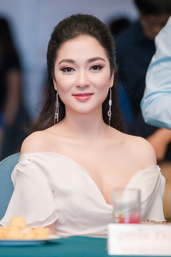 Sau 5 năm du học tại Anh, Hoa hậu trở về nước và có quãng thời gian làm biên tập viên và MC cho Đài truyền hình Việt Nam. Cô từng dẫn các sự kiện lớn như Hoa hậu Trái đất 2010, Nối vòng tay lớn của VTV…