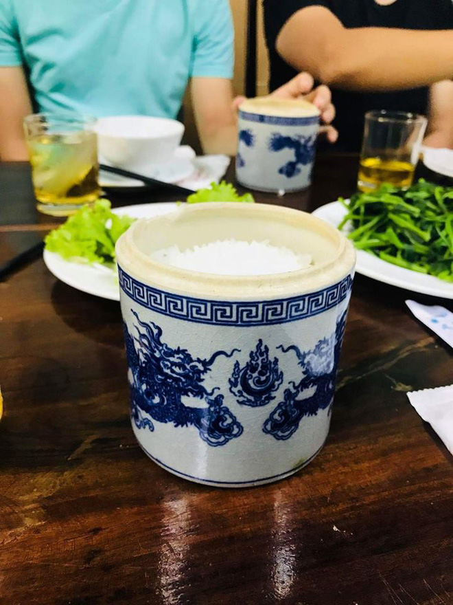 Đi ăn ở nhà hàng Hà Nội, thanh niên hết hồn vì niêu cơm trông y hệt bát hương, thêm đũa bông, trứng luộc là chuẩn cơm cúng - Ảnh 2.