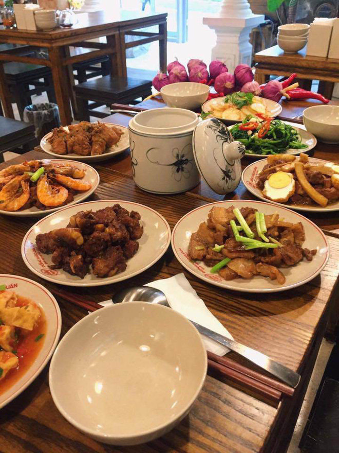 Đi ăn ở nhà hàng Hà Nội, thanh niên hết hồn vì niêu cơm trông y hệt bát hương, thêm đũa bông, trứng luộc là chuẩn cơm cúng - Ảnh 6.
