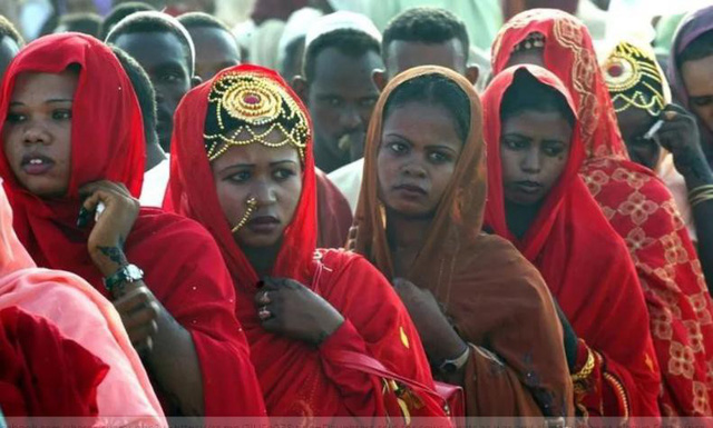 Các cô dâu Sudan xếp hàng trong một lễ cưới tập thể hồi năm 2006. Ảnh: Reuters.