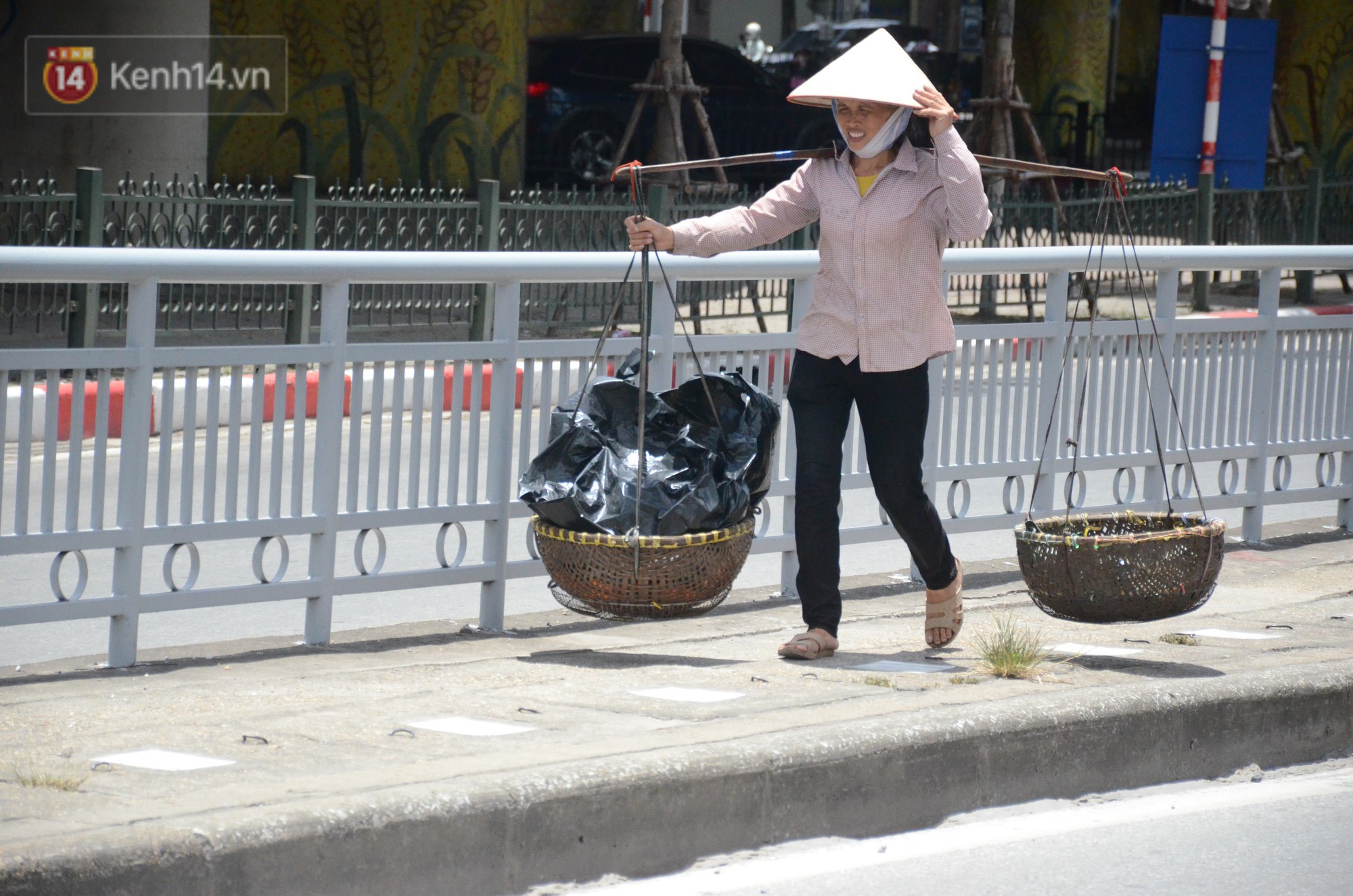 Hà Nội nắng nóng gay gắt như thiêu đốt, vượt ngưỡng 39 độ, miền Trung chạm mốc 41 độ