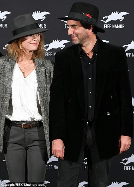  Vanessa Paradis và đạo diễn Samuel Benchetrit đã có 2 năm hò hẹn và họ đính hôn hồi tháng 3 vừa qua 