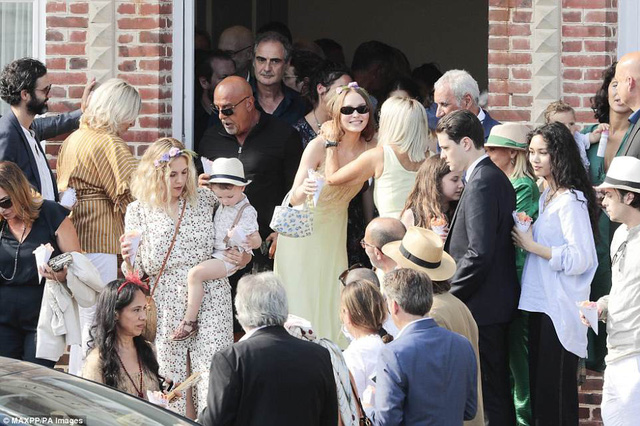  Con gái nữ diễn viên 46 tuổi - Lily-Rose Depp làm phù dâu trong ngày trọng đại của mẹ 