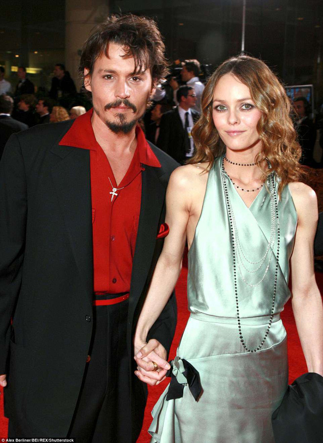  Vanessa Paradis từng chung sống với Johnny Depp từ năm 1998 tới năm 2012, cặp đôi có với nhau 2 mặt con nhưng không hề làm đám cưới 